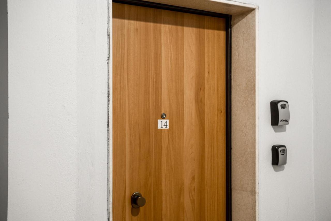 City Center Two Private Bedrooms Near Scanderbeg Square On Shared Apartment Tiran Dış mekan fotoğraf
