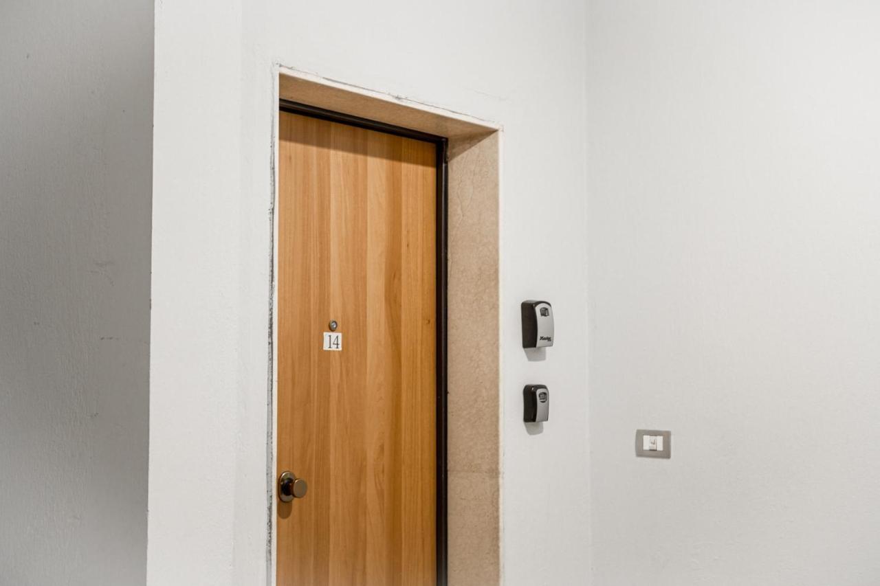 City Center Two Private Bedrooms Near Scanderbeg Square On Shared Apartment Tiran Dış mekan fotoğraf