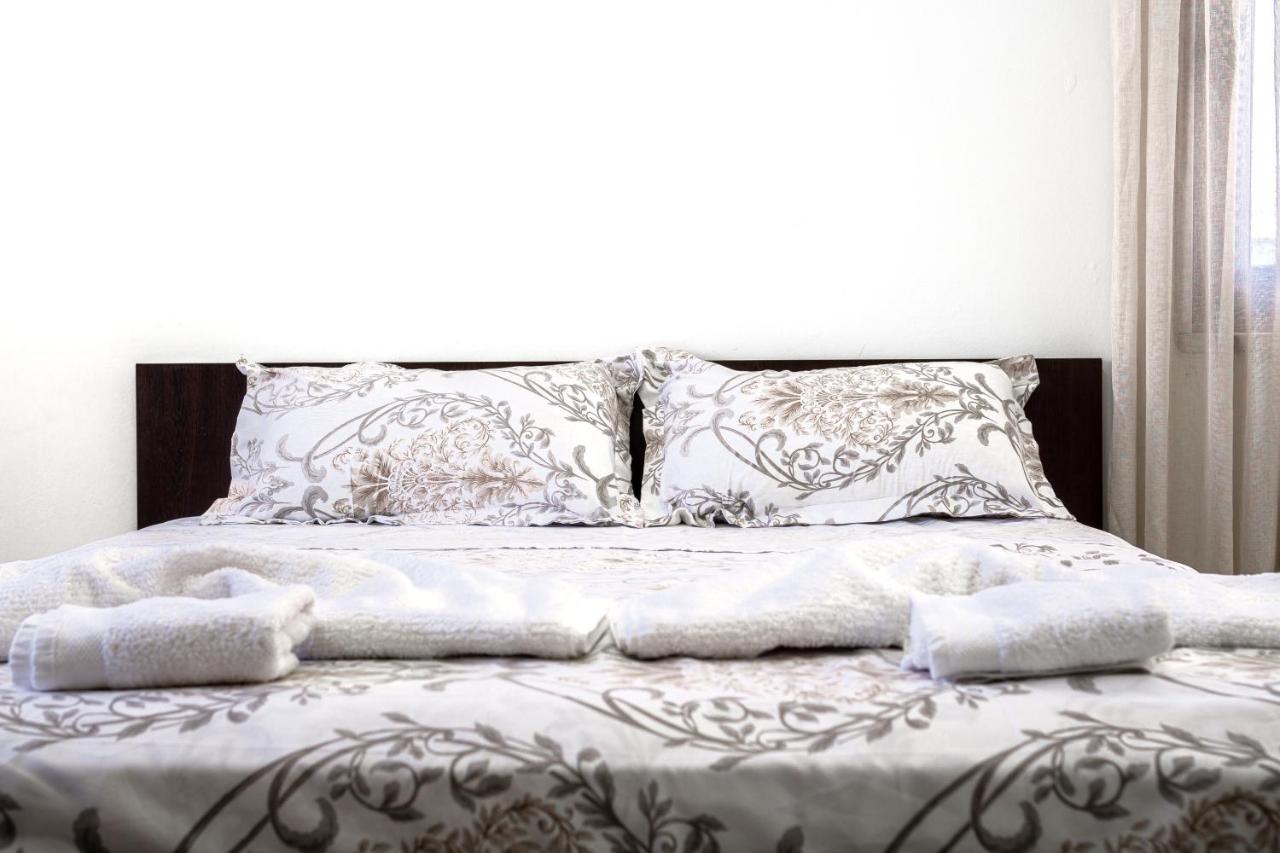 City Center Two Private Bedrooms Near Scanderbeg Square On Shared Apartment Tiran Dış mekan fotoğraf